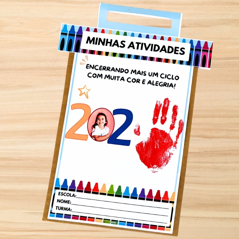 capa para atividade Mãozinha 2025, envelope escolar 2025, mãozinha 2025, capa mãozinha 2025, lembrancinha final de ano escolar, lembrança educação infantil fim de ano, portfólio escolar personalizado, capa para portfólio infantil, bolsinha de atividades escolar, envelope com alça para atividades, capa com foto para atividades, envelope escolar personalizado PDF, atividade mãozinha carimbada, lembrancinha de encerramento escolar, capa natalina para atividades, capa escolar para imprimir, bolsinha de atividades PDF, capa para envelope de atividades, atividade carimbo de mão 2025, portfólio afetivo educação infantil, envelope pedagógico para imprimir, capa final do ano educação infantil, capa para atividades com mãozinhas formando o número 5, modelo de envelope com alça para atividades escolares, lembrancinha afetiva para último dia de aula, recurso pedagógico para entregar atividades no final do ano, capa PDF personalizada com foto da criança, atividades para entregar no encerramento do ano letivo, envelope escolar A4 com espaço para foto, modelo de capa natalina para portfólio infantil, capa e alça para atividades Pandagógico, envelope escolar para imprimir com mãozinha, como montar portfólio afetivo para educação infantil, capa de atividades prontas para imprimir 2025, educação infantil final de ano, portfólio escolar criativo, fechamento de ciclo escolar, atividade simbólica para despedida, projetos pedagógicos finais, recordação escolar 2025, lembrancinhas para escolas, materiais pedagógicos imprimíveis, PDF pedagógico para professores, projetos de encerramento escolar, ideias de lembrancinha escolar, inspiração fim de ano escolar, capa personalizada infantil, portfólio criativo para crianças, envelope temático natalino, envelope escolar DIY, atividade afetiva infantil, ideias de despedida da turma, capa escolar, portfólio infantil, lembrancinha escolar, educação infantil, atividades escolares, fim de ano escolar, natal escolar, envelope escolar, carimbo de mão, portfólio afetiv